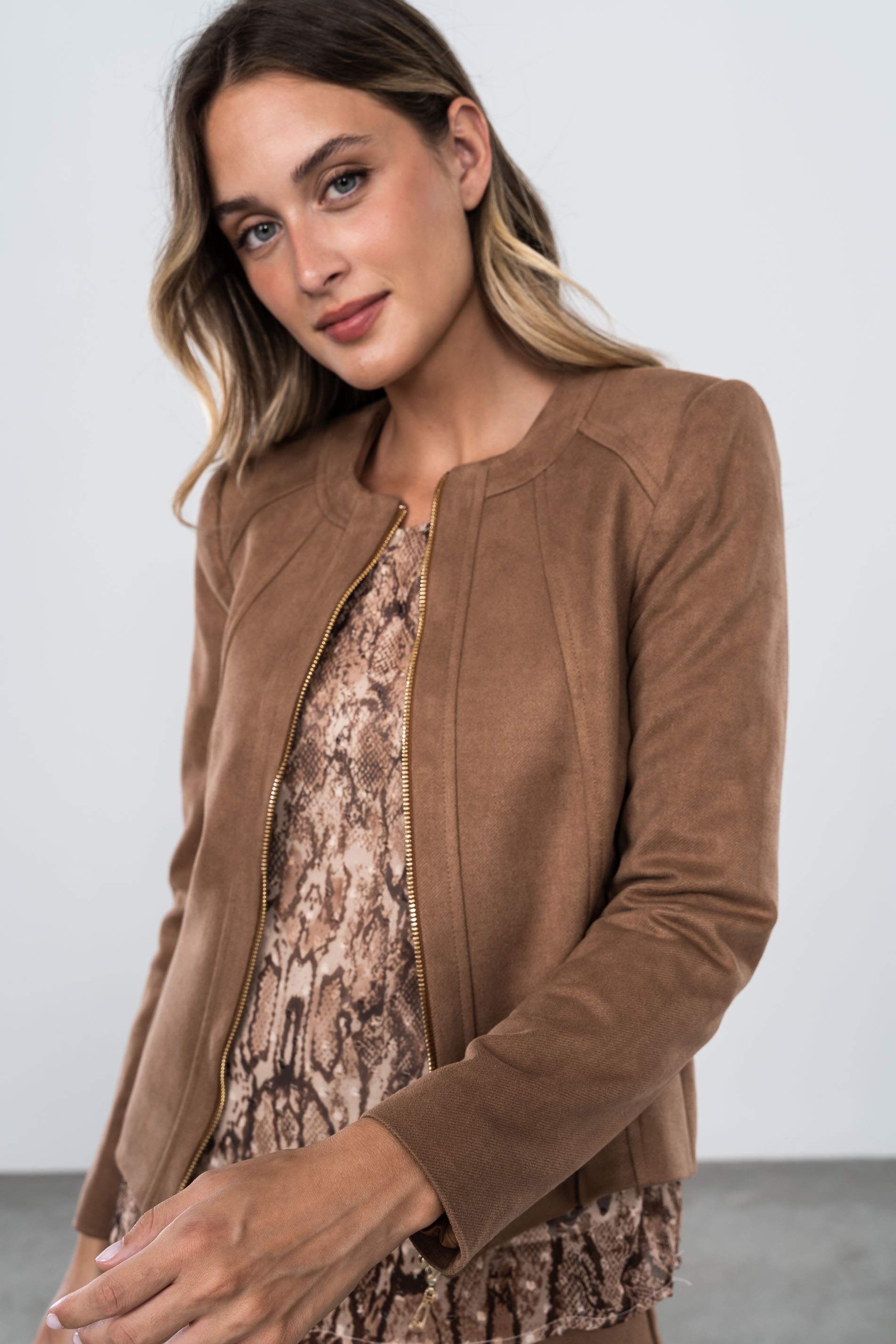 CHAQUETA CORTES CREMALLERA TAUPE