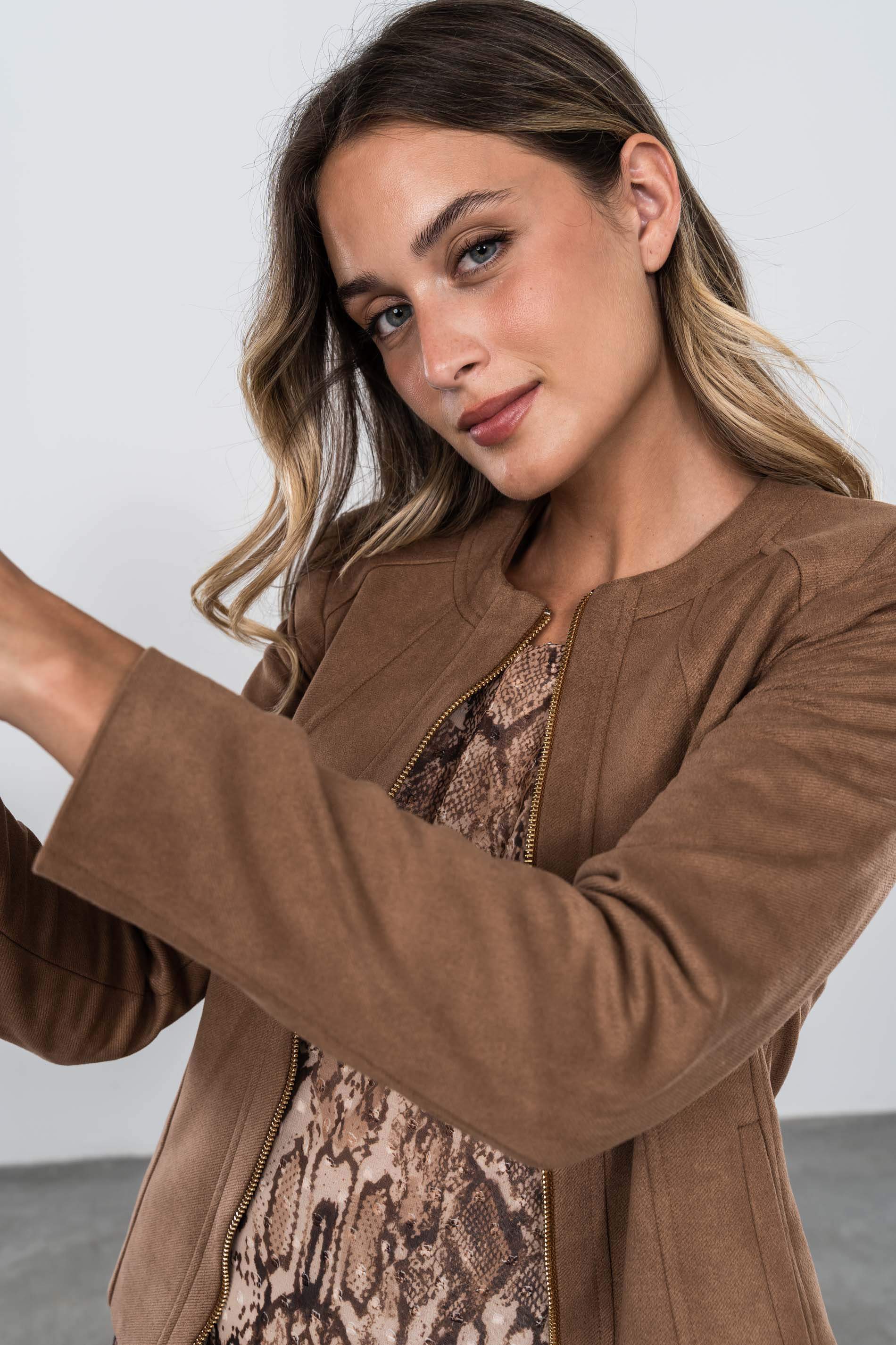 CHAQUETA CORTES CREMALLERA TAUPE