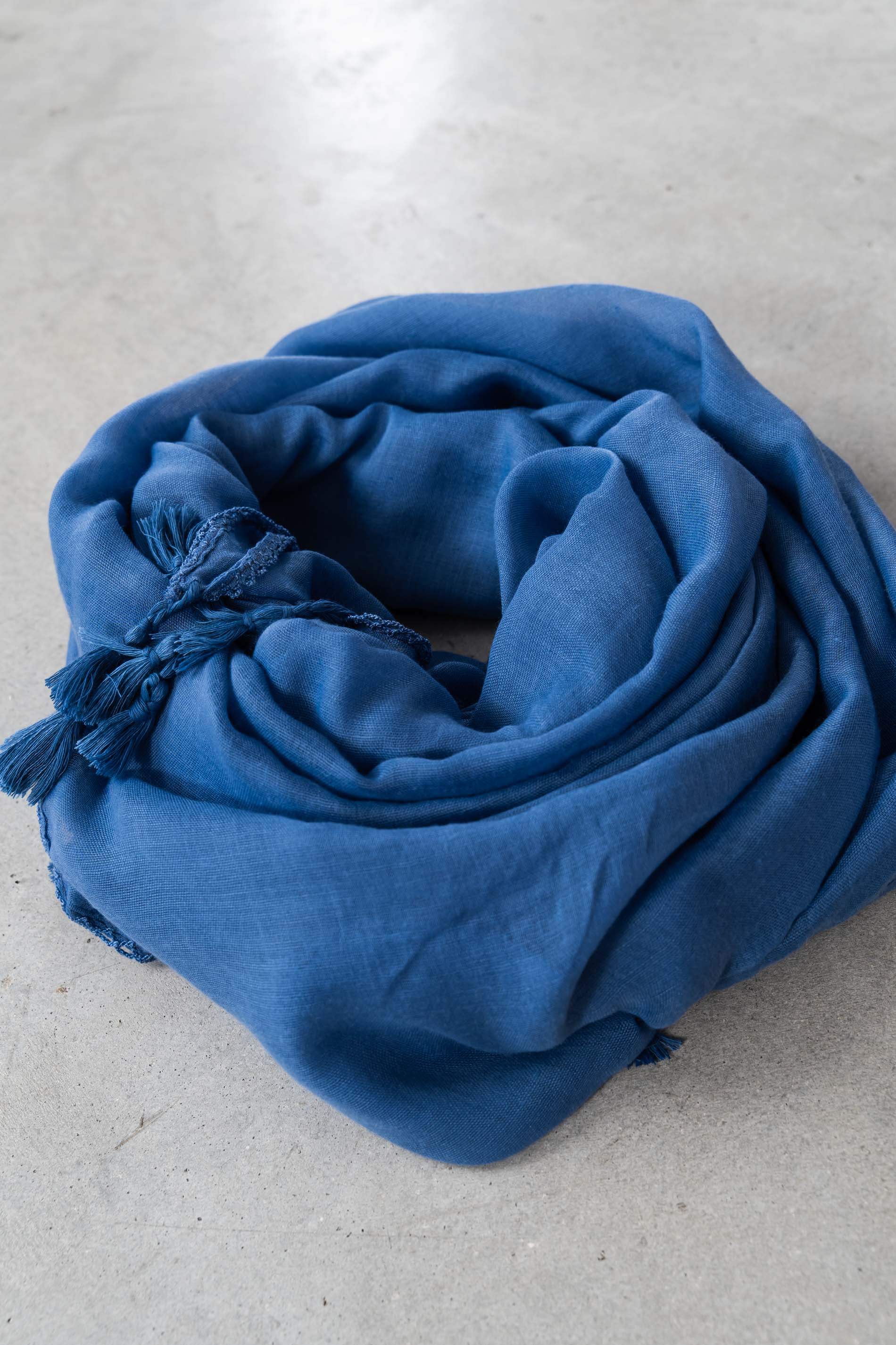 FOULARD LISO POMPONES AZUL