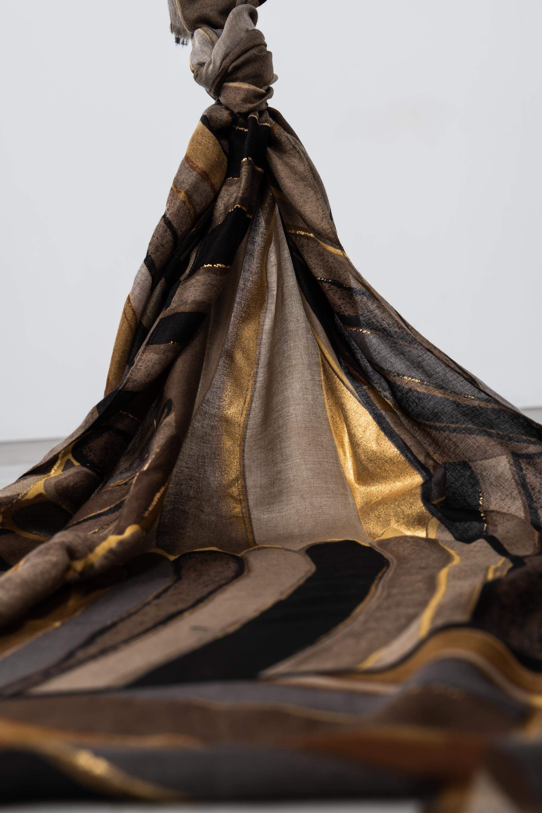 FOULARD TAUPE TRAZOS ORO