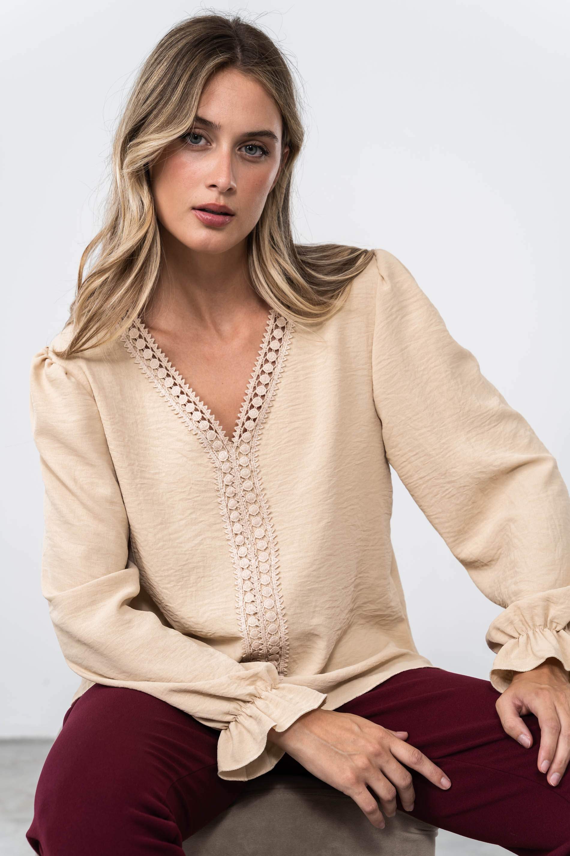 BLUSA C/PICO PUNTILLAS BEIGE