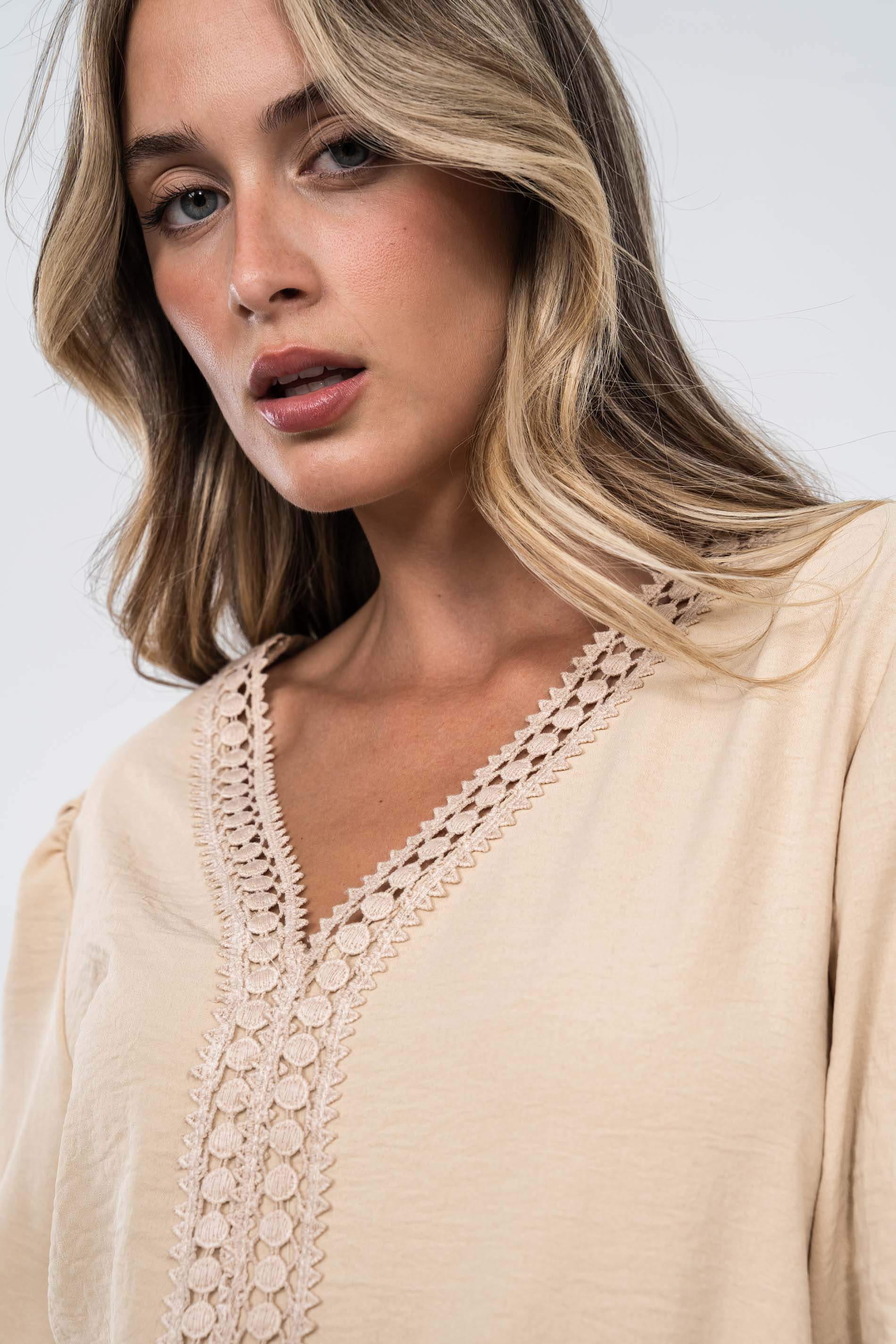 BLUSA C/PICO PUNTILLAS BEIGE