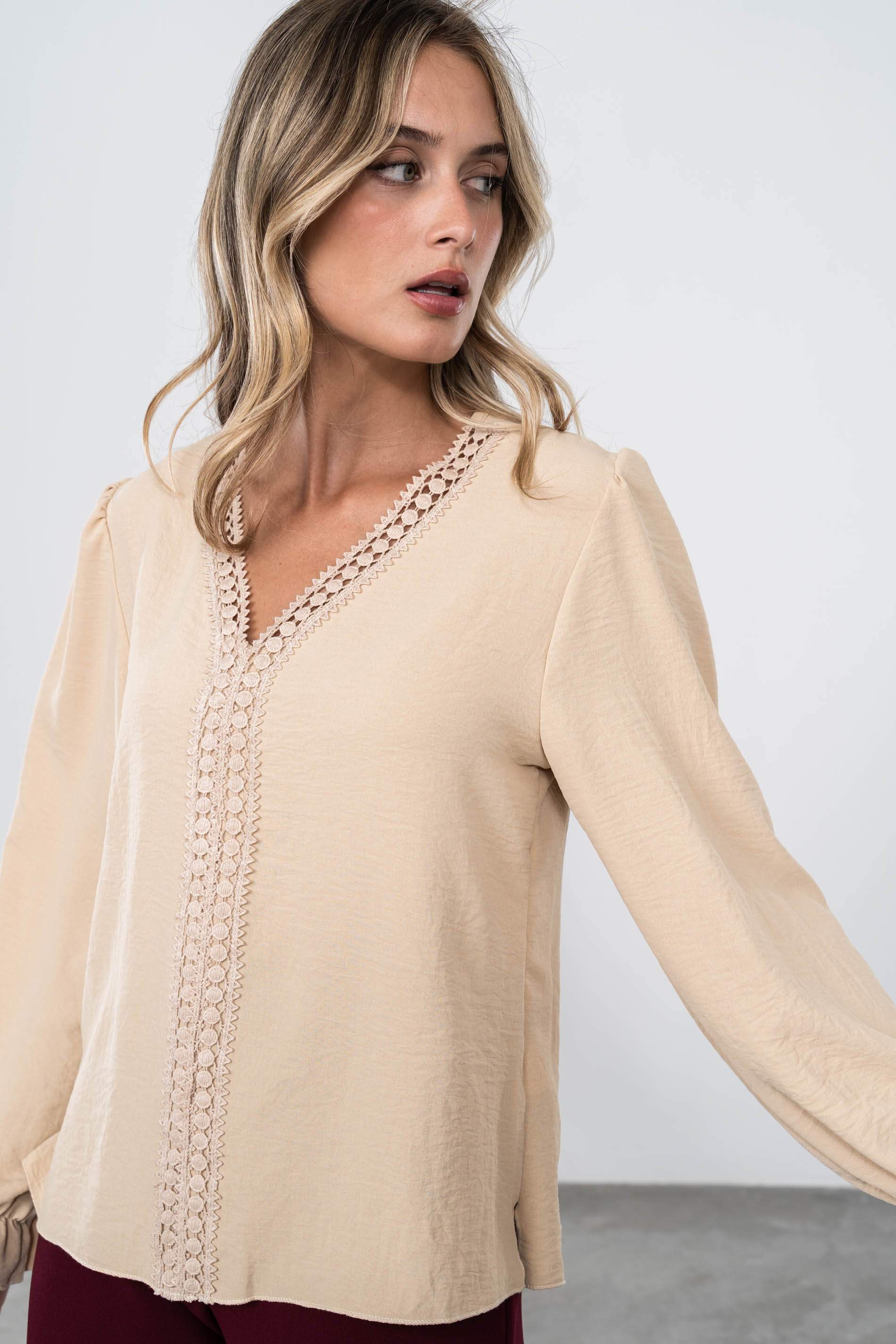 BLUSA C/PICO PUNTILLAS BEIGE