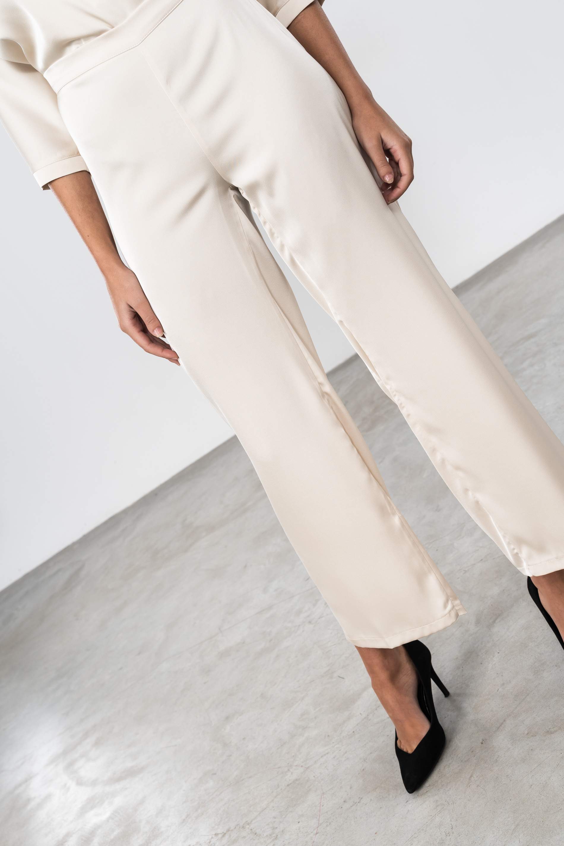 PANTALÓN SATINADO BEIGE