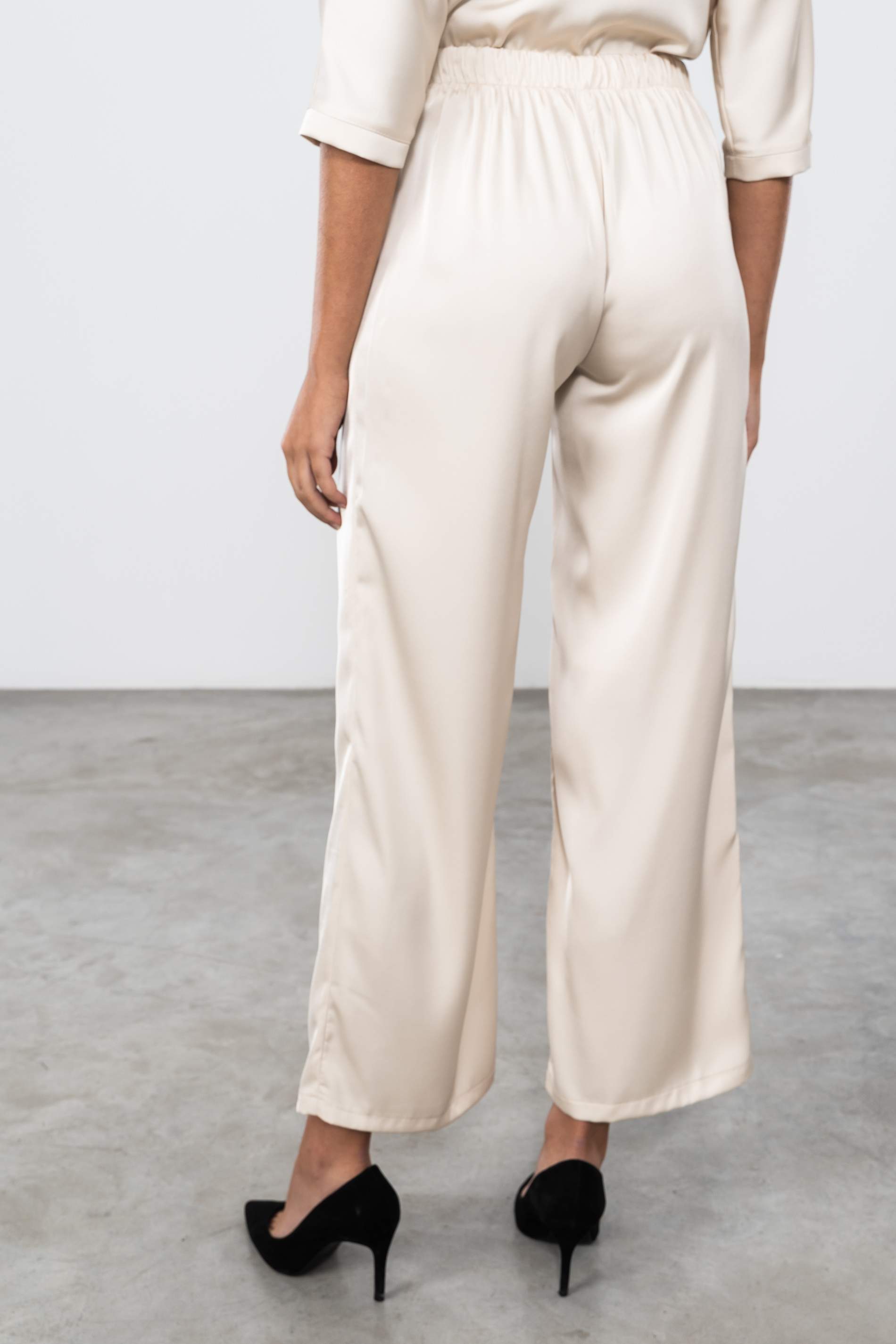 PANTALÓN SATINADO BEIGE