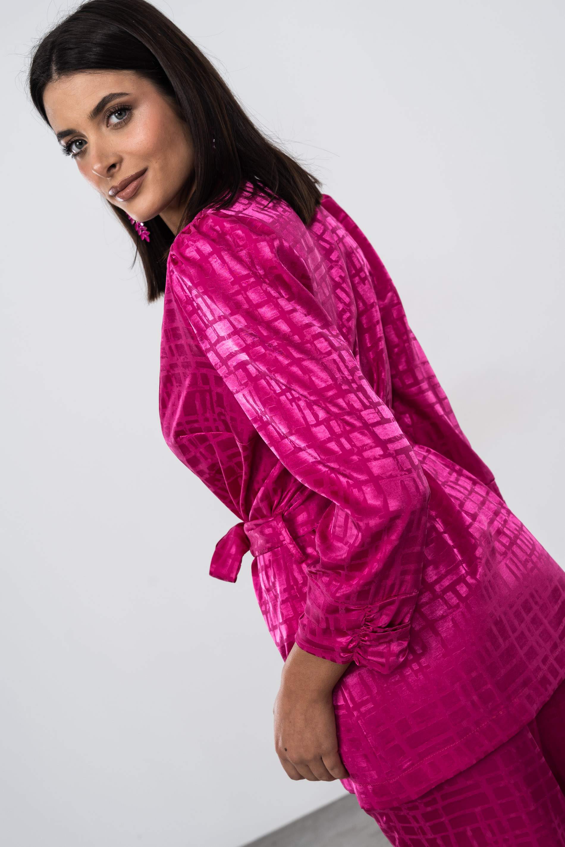 CHAQUETA CINTURÓN SATINADO FANTASÍA FUCSIA