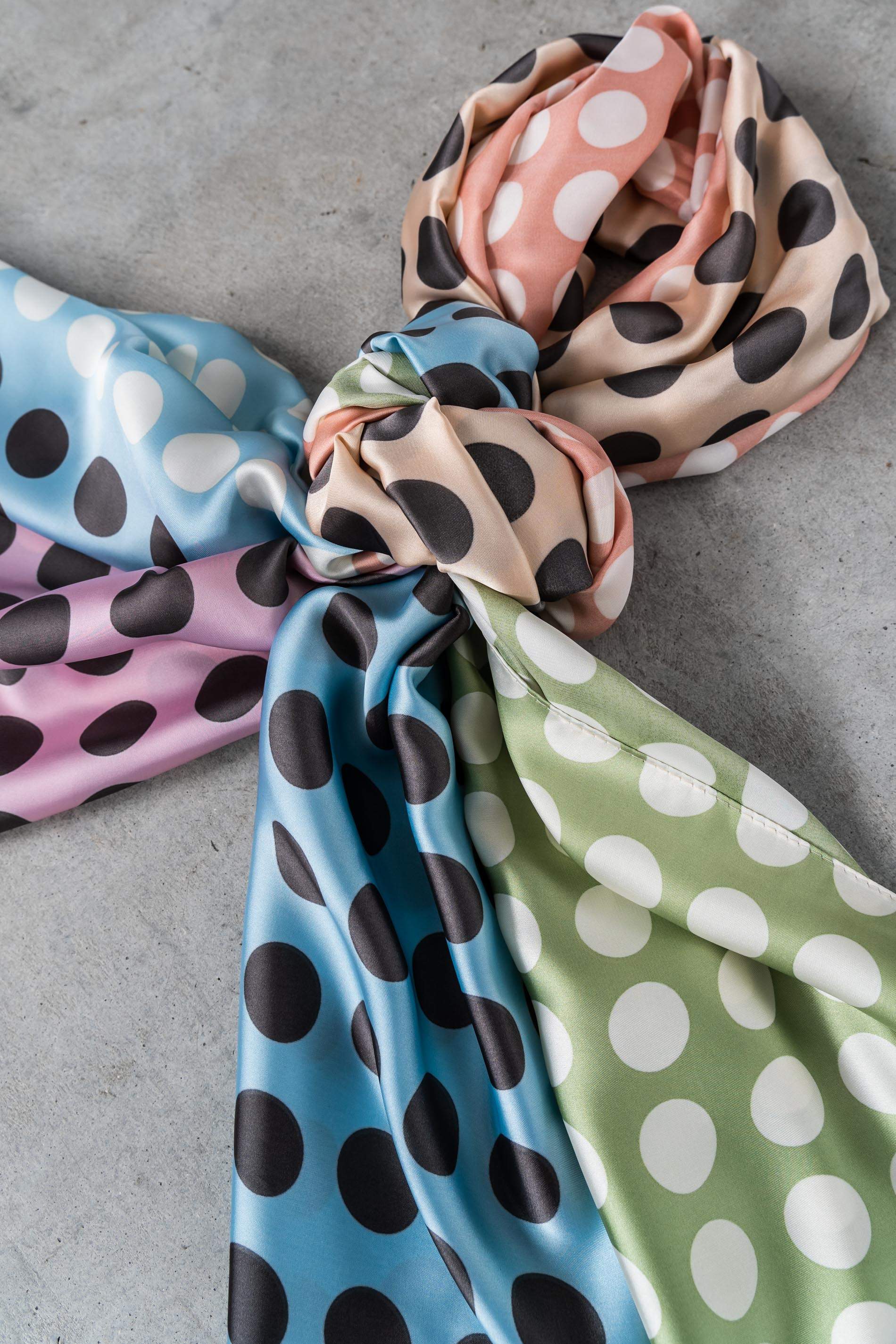 FOULARD EFECTO SEDA TOPOS