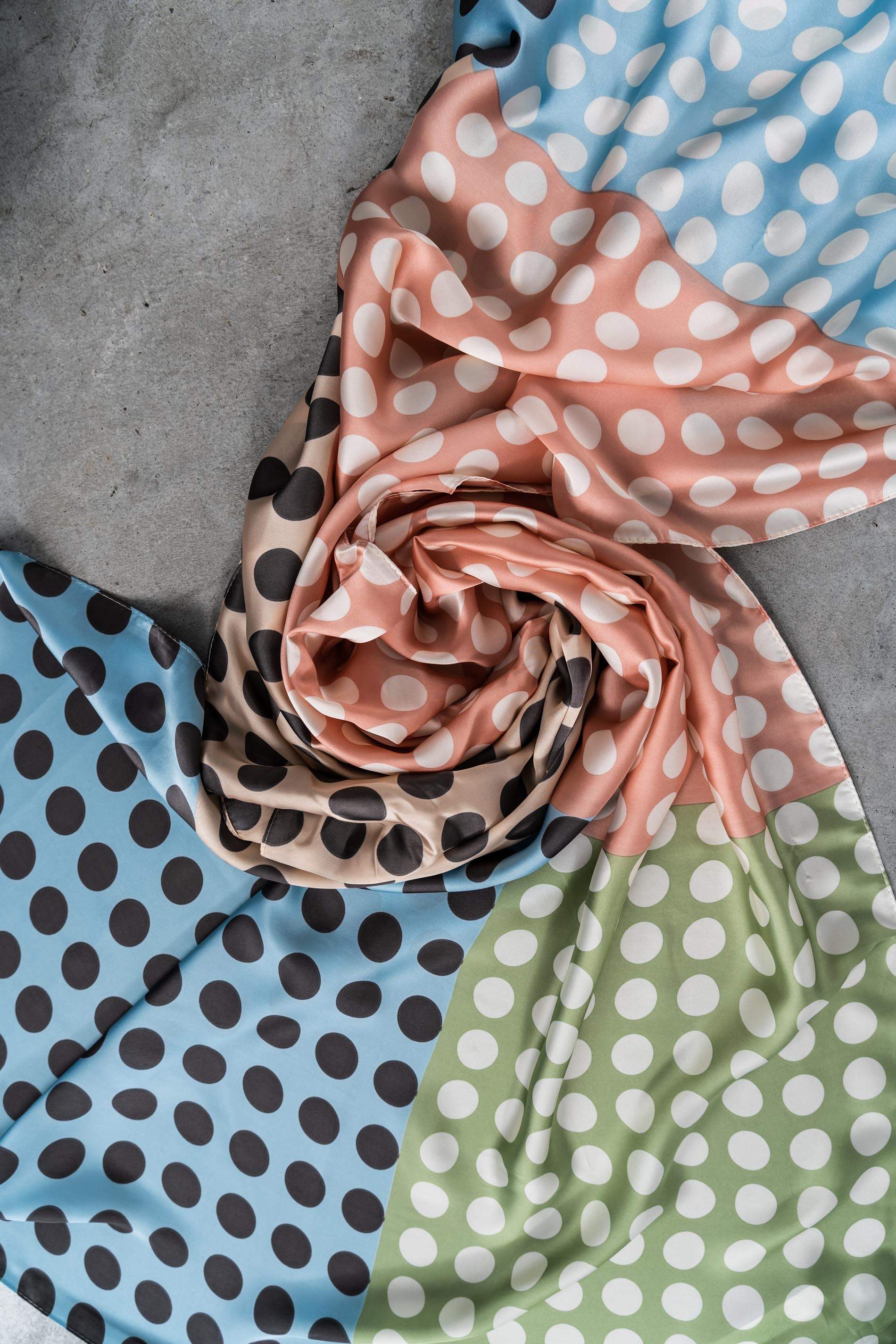 FOULARD EFECTO SEDA TOPOS